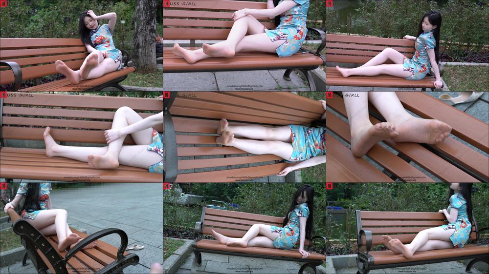 MussGirl - Cancan, A Beautiful And Pure Girl Like Snow White, Wearing A Classic Cheongsam And Ultra-Thin Skin-Colored Pantyhose, Sits On A Park Bench And Shows Off Her Beautiful Legs And Feet