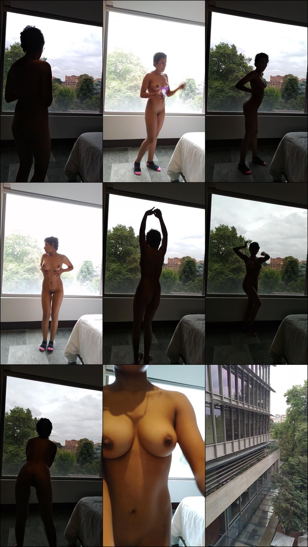 Desnuda en la ventana de un hotel