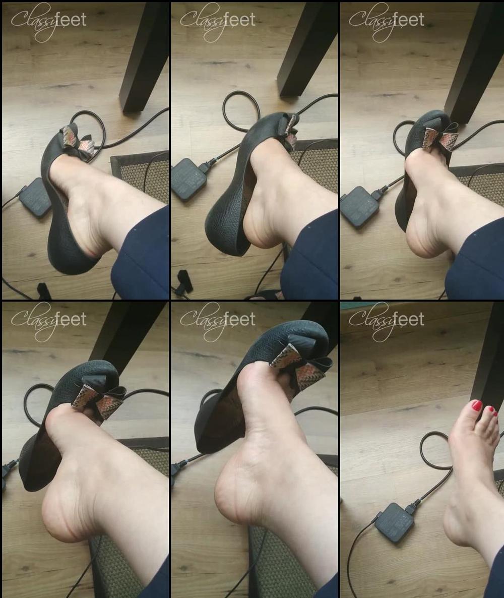 classyfeet 04 07 2019 41452086 shoeplay at the office, what's that smell