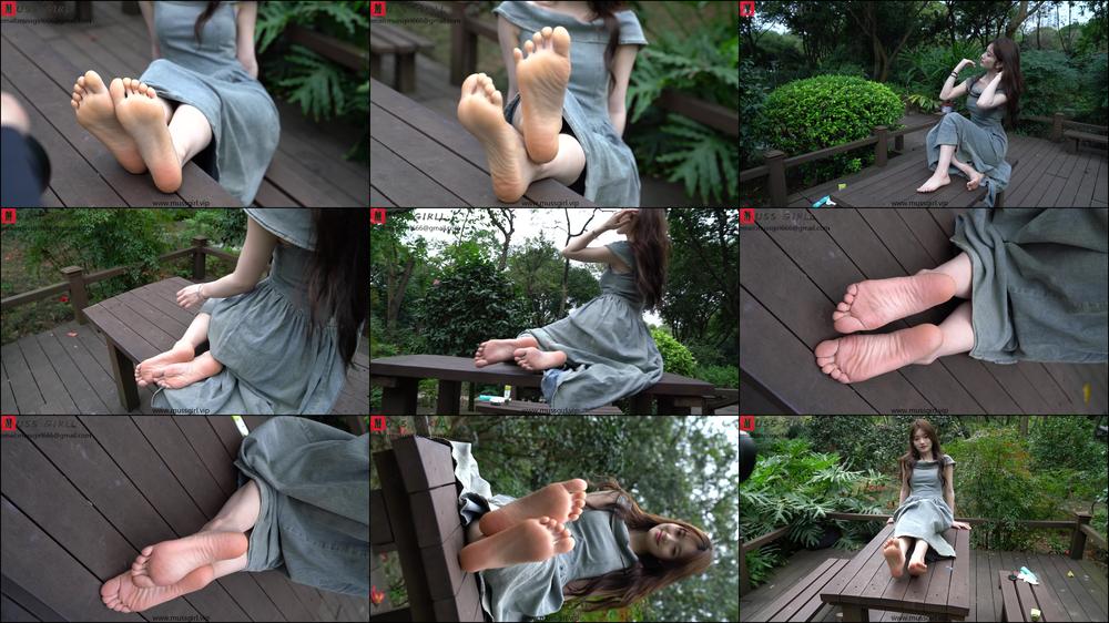 Muss Girl - Sweet And Pure Female College Student Yang Yang In A Simple Long Skirt Shows Her Beautiful Feet On A Wooden Table In The Park