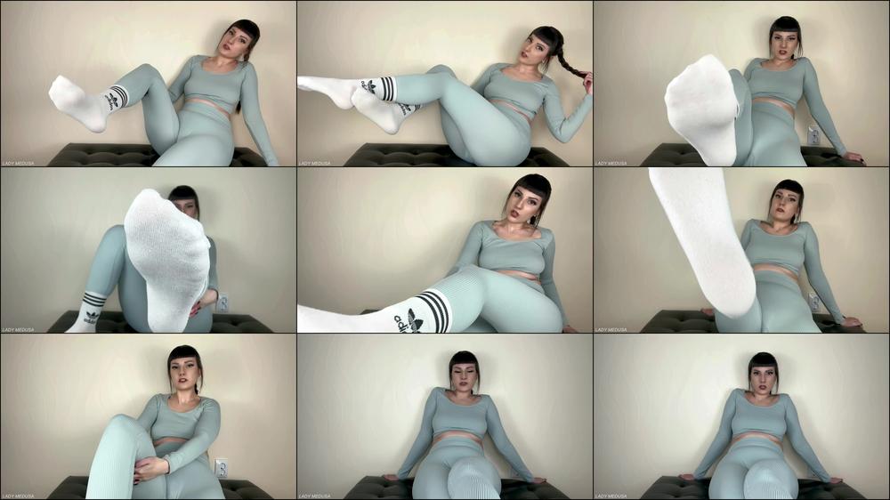 ladymedusa - Gym brat's foot smelling humiliation - part 1 smell my white socks