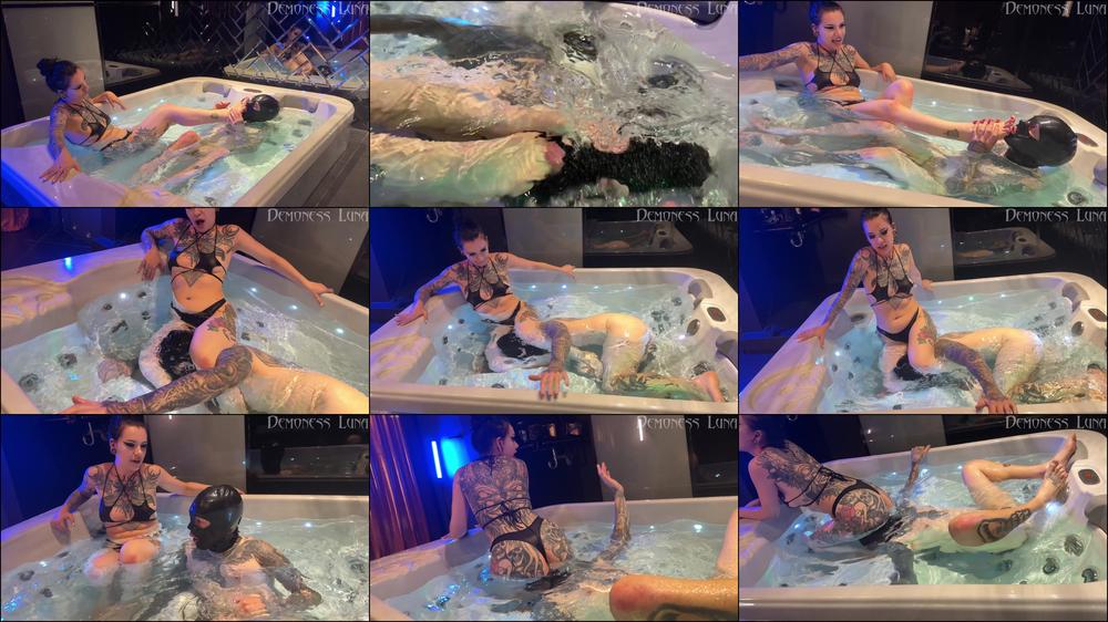 Hot tub dunking breathplay with MazMorbid