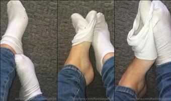 footsiegalore 17 03 2019 25244710 Only fans exclusive  Throwback to a summer sock removal video  (footsiegalore)