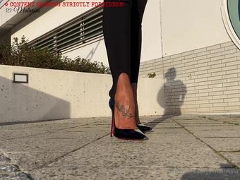 malivisia 02 10 2021 2236241621 fashion shooting at philharmonie berlin with louboutin sokate 15 (malivisia)