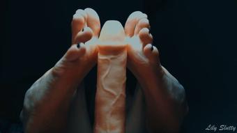 Perfect dildo footjob (Lily_Slutty)