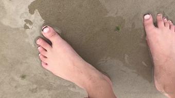 lunamorgantv 163174864 2021 06 28 feets at the beach  (lunamorgantv)