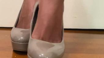Ebony Girl Guess Pumps Teases Feet (Pink Foxx)