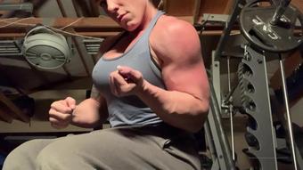 musclemama1113 01 01 2020 116052326 Watch them shoulders pump last pump of the year  (musclemama1113)