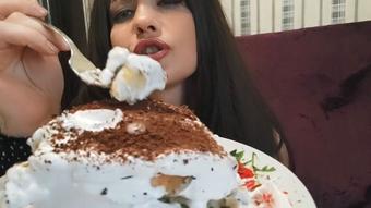 Cook disgust cake for slave (JuliaCrown)