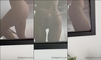 bellaperrix 15 07 2022 2523569024  Me encanta verme reflejada al pasar por los escaparates o en los cristales de los (bellaperrix)