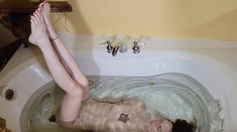 4K - Nude Leg Stretching In The BathTub (Katy Faery)