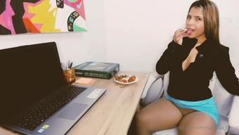 natasha foxxx 127329632 2021 03 26 eating something delicious in the office  (natasha_foxxx)