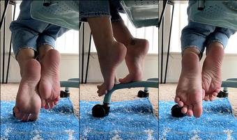 loveleearches 23 12 2021 2309374317 Just playing footsies with myself. Even I can't get over how soft my feet are. (loveleearches)