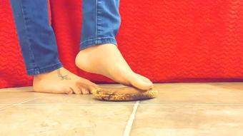 Crushing a banana barefoot with JOI (Drea_xoxo)