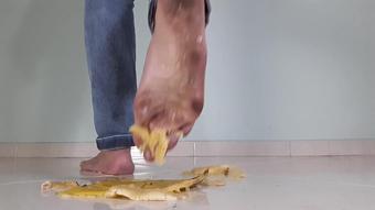 thefeetoflola 01 11 2018 15487580 my dirty soles crushed the banana mercilessly (thefeetoflola)