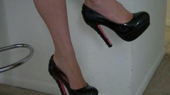 ROXIE DANGLES HER HIGH HEELS - April 10, 2023 (RoxieRaeFetish)