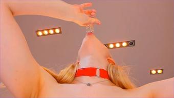 Red queen sucking glass cock - January 21, 2022 (Jane_Klein)