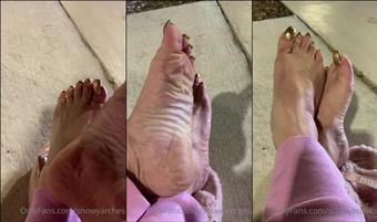 snowyarches 05 12 2020 1388971009 i like showing my feet in public (snowyarches)