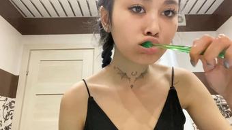 Brushing my teeth - July 29, 2021 (Lola_Lolicon)