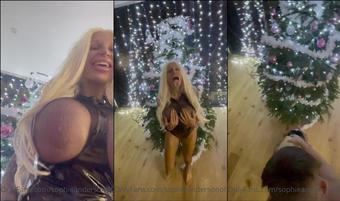 sophieandersonofficial 02 01 2022 2318384953 â¼ï¸AT MY GAY BEST FRIENDS HOUSEâ¦POSING BY HIS CHRISTMAS TREEâ¼ï¸ (sophieandersonofficial)