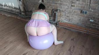 LaraVixette - Blowing & Bouncing lilac balloon - Ride to Pop (LaraVixette)