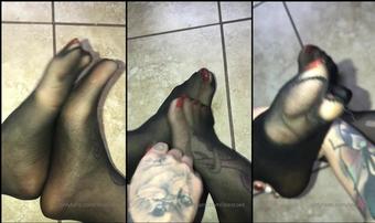 loestoes 05 01 2019 19236357 a minute and a half of up close nylon toes and soles xoxo (loestoes)