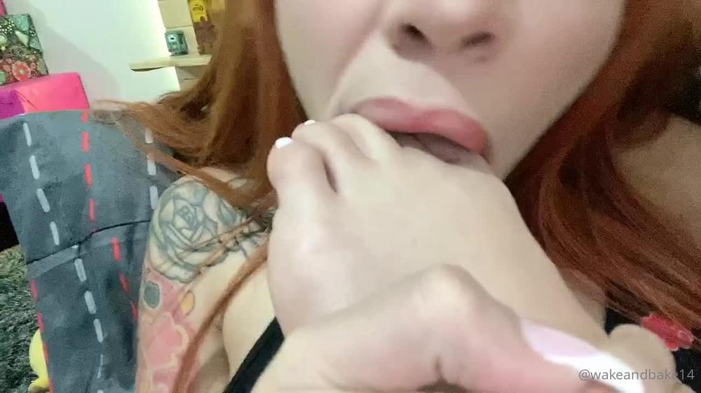 wakeandbake14 11 06 2020 416492820 Me gusta lamer mis pies 