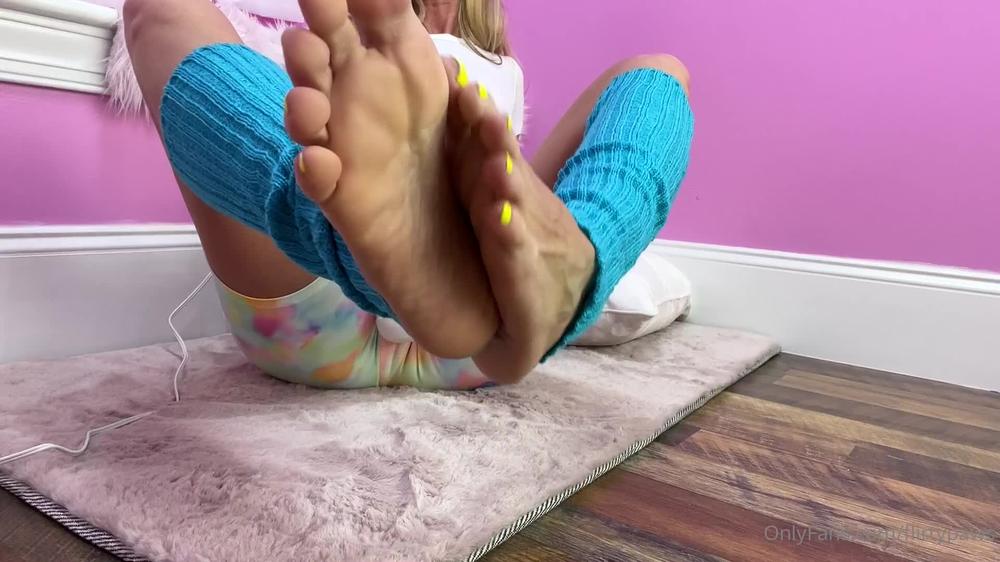 flirtypaws 01 05 2022 2428661292 getting more comfortable with the idea of joi. i ask you to cum on my feet a couple times 