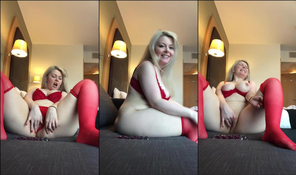 curvydanni 1353548 2018 04 15 making myself cum on the sofa in sexy lingerie