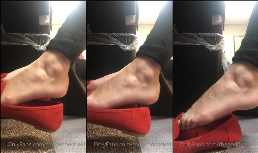thegoddesslexi 14 12 2020 1447795344 Gosh my feet are so stinky today 