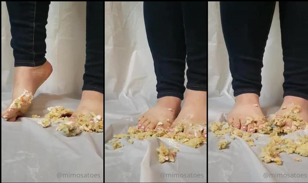 mimosatoes 21 12 2020 1490232379 Watch my pretty feet smash a little cake 