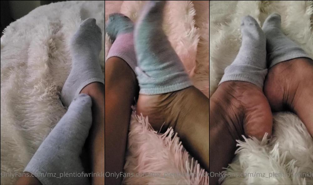 mz_plentiofwrinkles 10 05 2021 2105272590 I need help taking my footies off. Will you help me and massage my soles