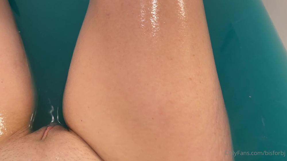 littlelovelywife 16 01 2021 2010272810 Iâm a bit obsessed with long and piping hot bubble baths. I love bath bombs with oils, i