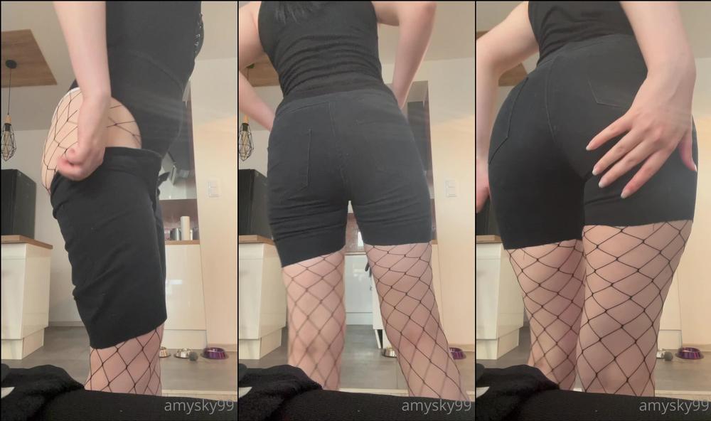 amyrenasky 13 08 2022 2559337662 struggling to put my shorts on. 3