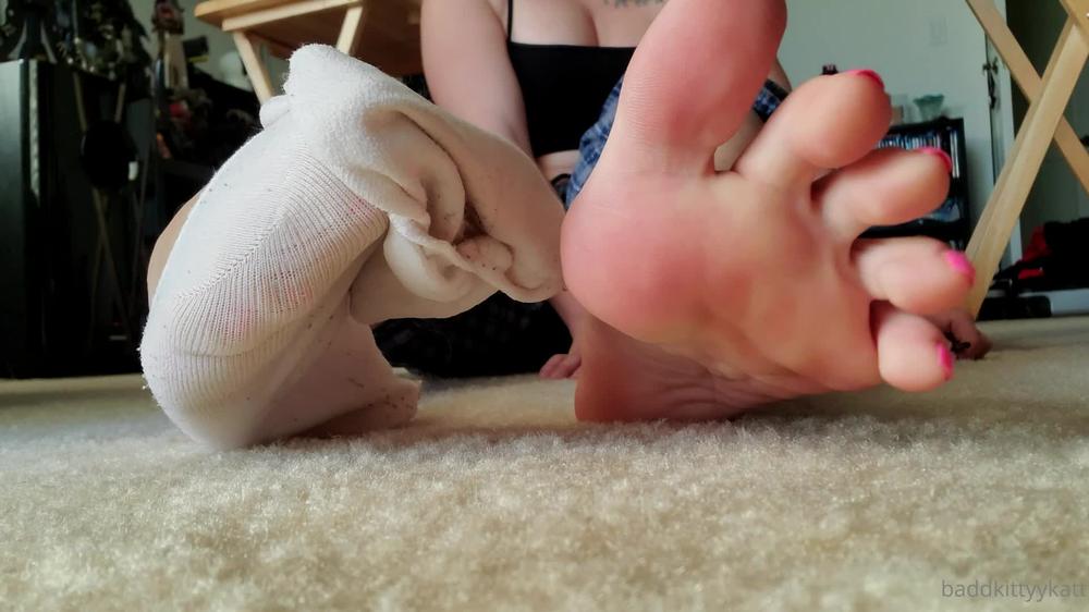 baddkittyykatt 05 12 2021 2293296234 Woke up this morning and decided to stretch my sexy toes ...   remove my socks .. I desire