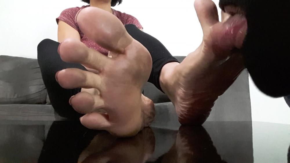 thefeetoflola 03 10 2018 14191424 joi worship dirty feet soles on the table