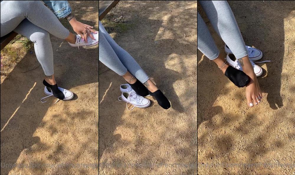mariefrenchfeetgirl 06 04 2021 2075584577 Je retire mes petites chaussettes noires car certains ici voulaient des socks noires, nâ