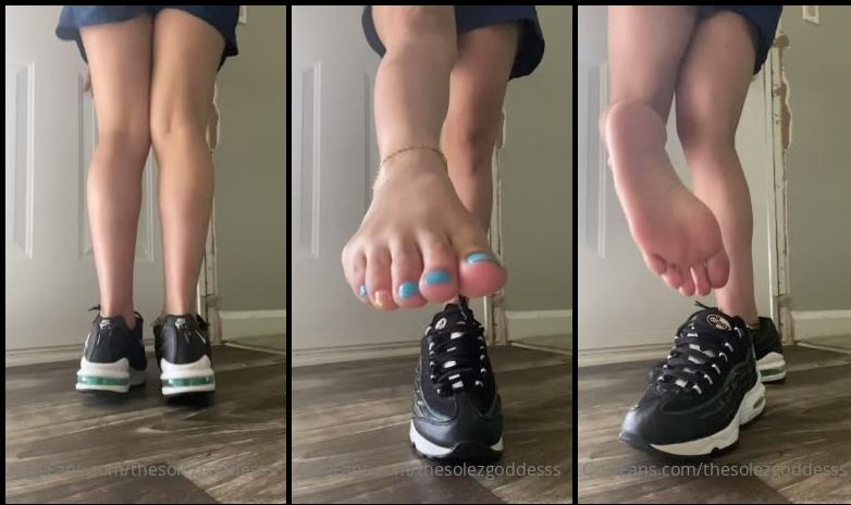 theemsmonroe 04 12 2021 2292480744 Shows with no socks STINKY FEET
