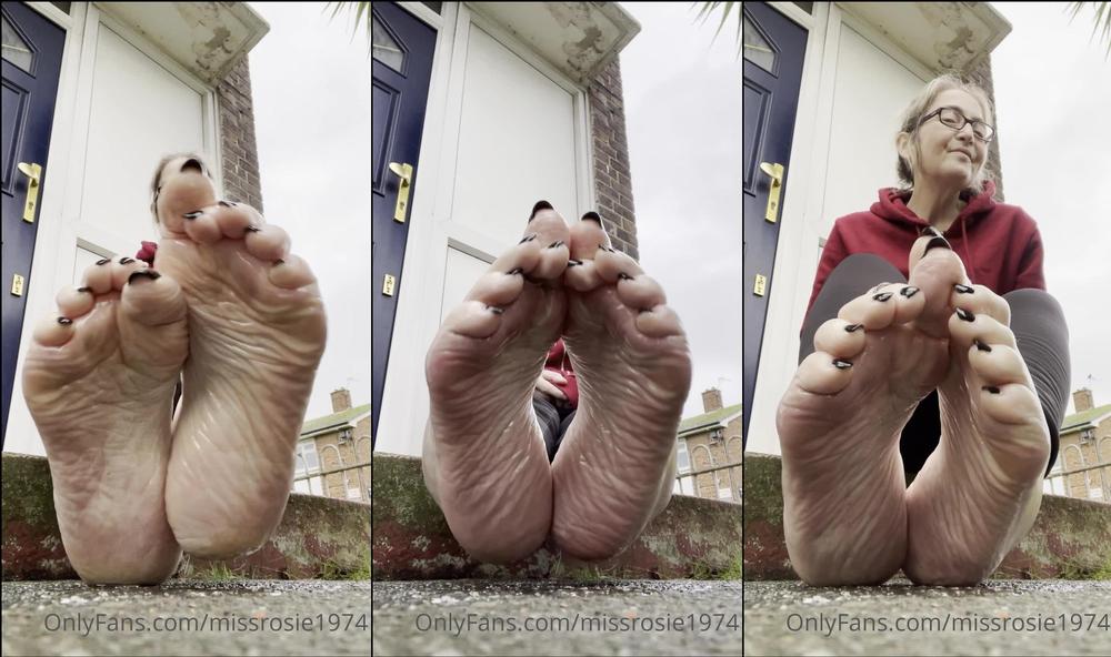 missrosie1974 04 01 2021 2001232291 oily black pedi