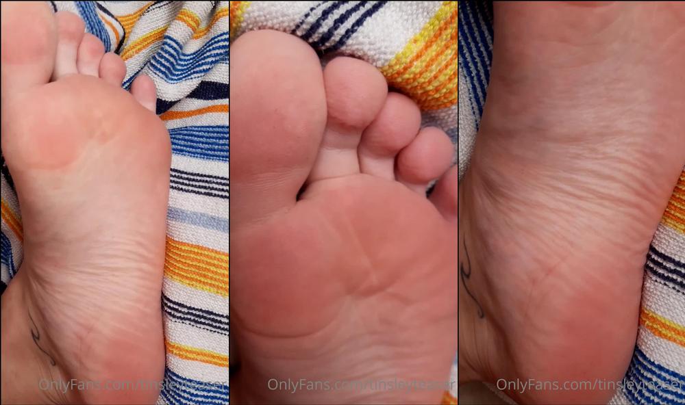 tinsleyteaser 27 11 2020 1342548530 Who loves fresh and clean feet, just out of the shower  Now I'm sitting on your bed af