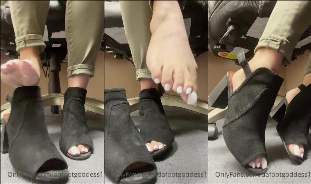 dafootgoddess1 23 08 2022 2570951480 happy monday  these shoes are getting so smelly   heavily imprinted, time for some new one
