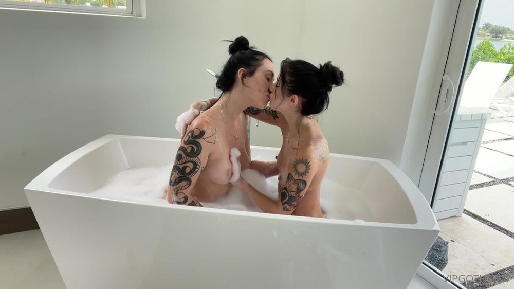 anastasiagoth 15 10 2021 2247225490 taking a bath with your best friend @catkitty21