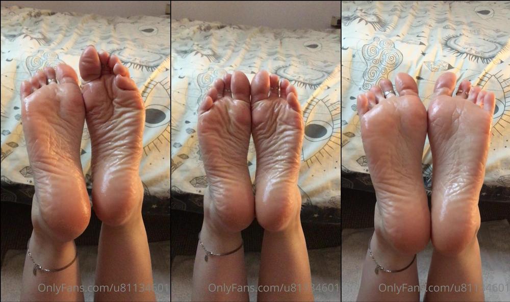 u81134601 10 07 2022 2517701196 Oily wrinkled soles tease to get your cocks nice and hard for me  x x