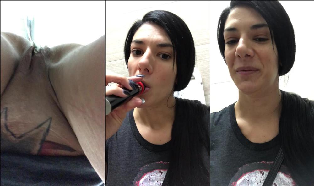 queenarenarome 05 02 2018 6816127 (Video) Public bathroom vaping â¨GOLDEN â¨Goddess... ignore My lack of makeup, messy ha
