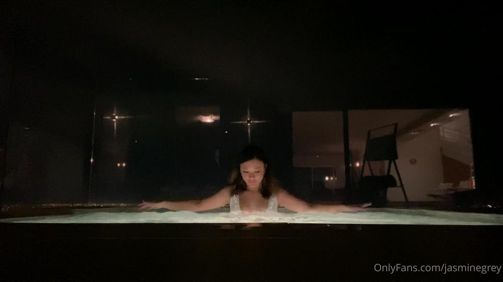 jasminegrey 09 11 2020 1223892010 jacuzzi smoke break