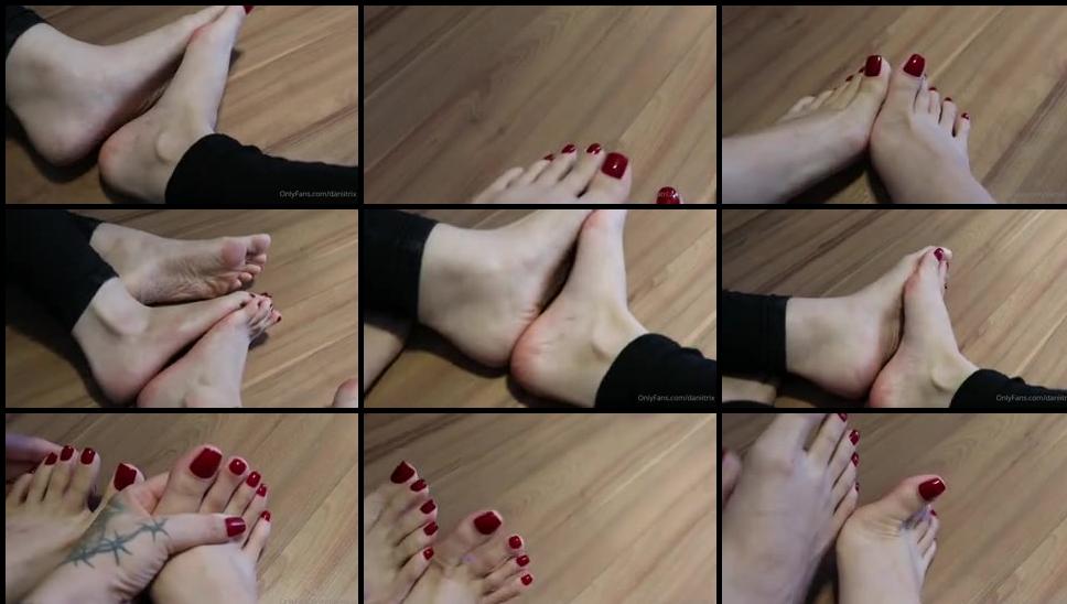 daniitrix 06 05 2021 2102137054 video comparing foot size. video comparando o tamanho do pezinho. com .mp4