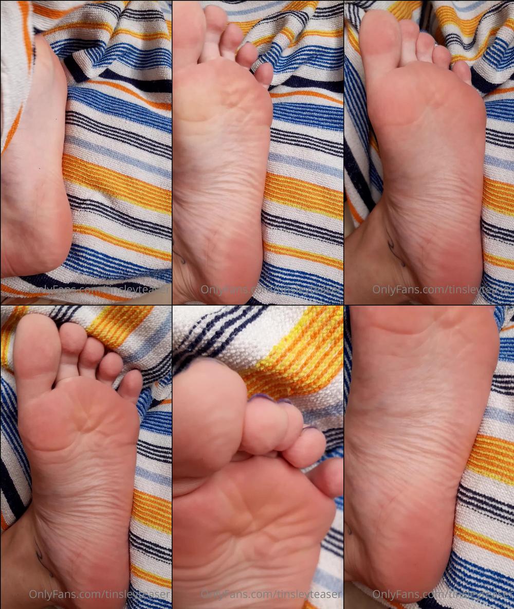 tinsleyteaser 27 11 2020 1342548530 Who loves fresh and clean feet, just out of the shower  Now I'm sitting on your bed af