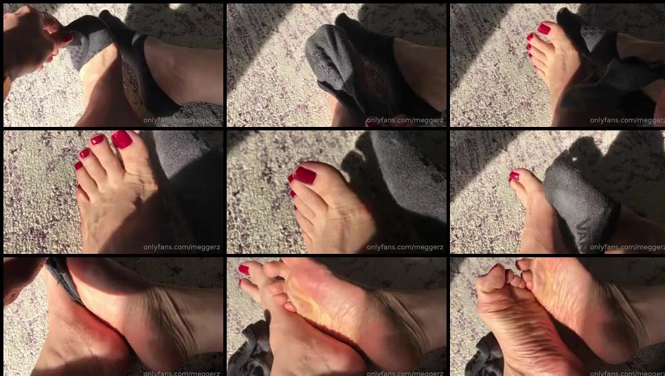 meggerz 07 05 2019 31225614 Fresh red pedi. So delicious. Foot boy lost his mind..mp4