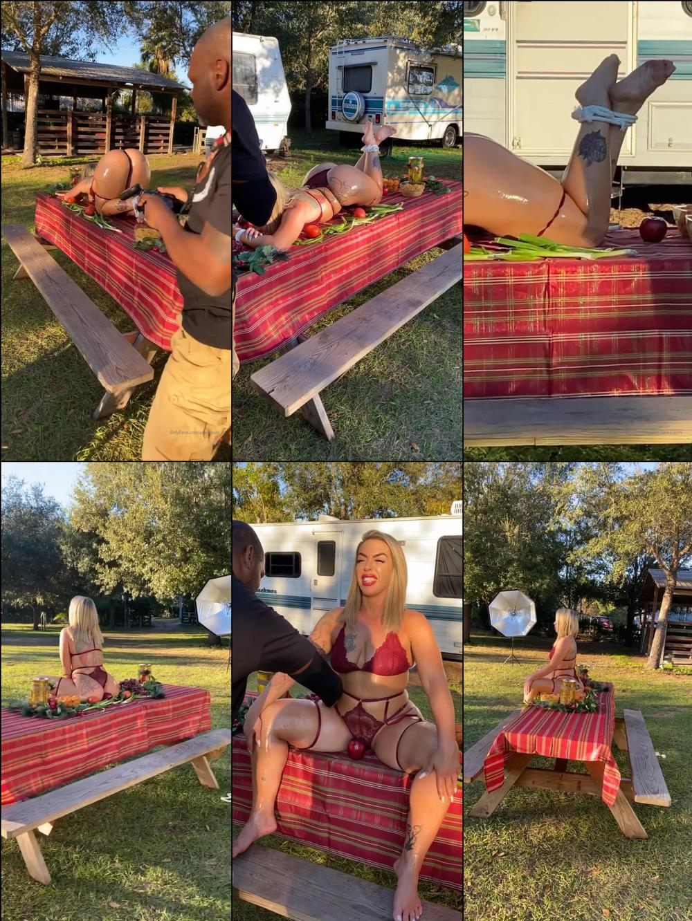 anessaxm 17 12 2019 106214960 behind the scenes from my christmas dinner shoot who wants to eat me from the back f