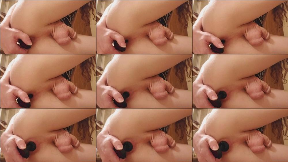 kitty lynn 15 04 2020 235175424 Pulling out a plug, close up 